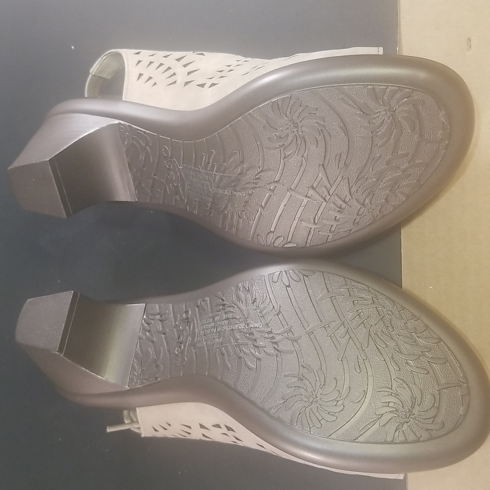 Shoes - Picture 4 of 4